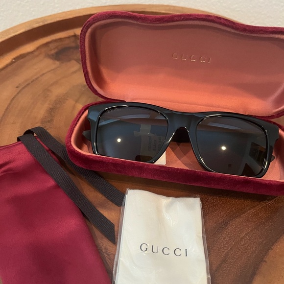 NTW GUCCI sunglassesses
Style GG0008s with case, cloth and pouch - Picture 3 of 4